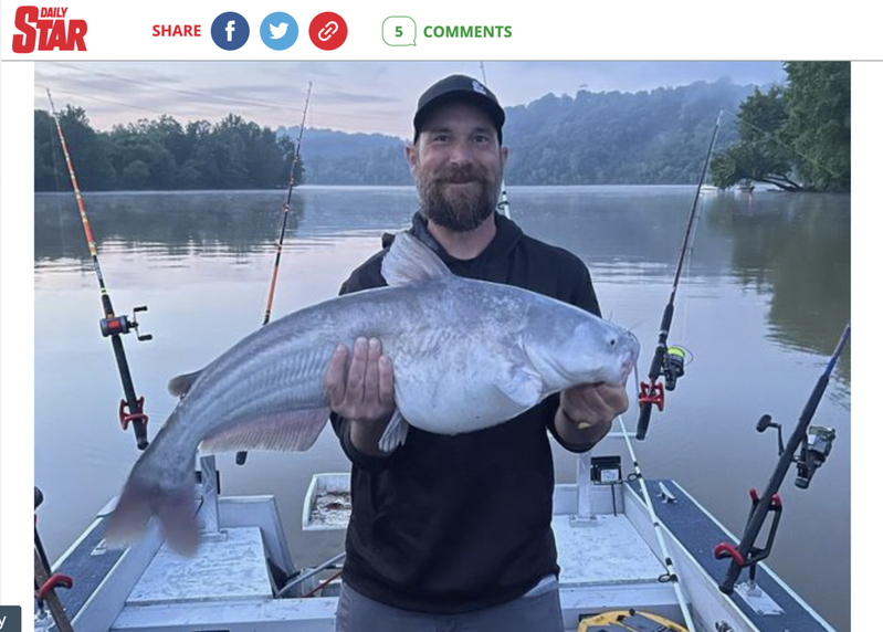 美國男子霍普（Jon Hoop）與凱薩爾（Richard Kesar）日前相約河中釣魚。 圖擷自每日星報