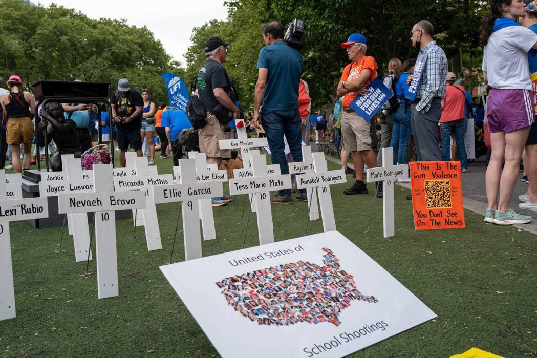 6月11日，支持槍枝安全力法的民眾在紐約布魯克林區遊行，現場有寫上德州小學槍擊案...