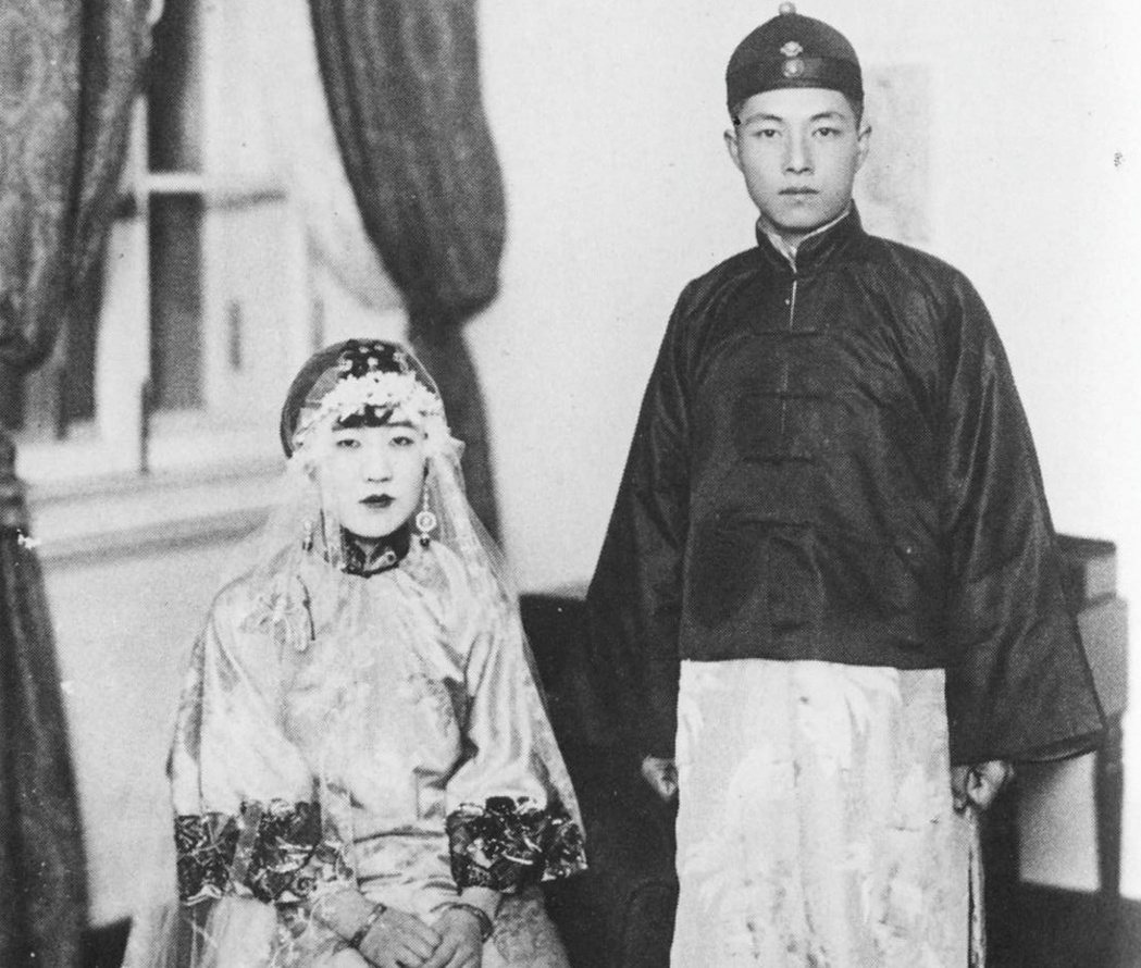1927年，川島芳子與蒙古貴族甘珠爾扎布在遼寧旅順大和旅館結婚。 圖／維基共享 ...