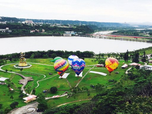 桃園石門水庫熱氣球嘉年華18日起登場，民眾登熱氣球升空體驗，還可從空中一覽石門水...
