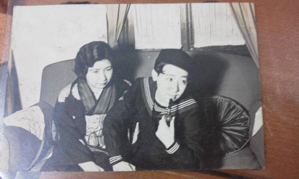 川島芳子（右）就讀中學時與朋友的合照。 圖／維基共享  