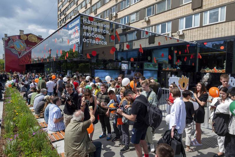 圖為2022年6月12日，人們在莫斯科Bolshaya Bronnaya街的門市外大排長龍，饕客們等着入內嚐鮮。美聯社