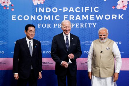 美國總統拜登（中）與日本首相岸田文雄（左）、印度總理莫迪上月23日在東京宣布啟動印太經濟架構。台灣首輪落空，近來引發外界討論。 路透