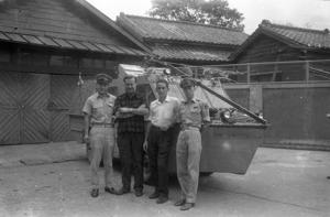 1956年6月13日，環遊世界的水陸兩用的吉普「半安全」號抵達台北，兩位駕駛嘉林和韓里與警察一起合影。圖／聯合報系資料照片