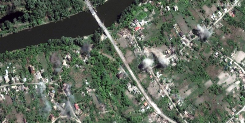 衛報報導，根據北頓內茨克當地官員的說法，俄羅斯軍隊摧毀一座連接該地與其孿生城市利西昌斯克的橋樑，代表切斷平民可能的疏散路線。路透