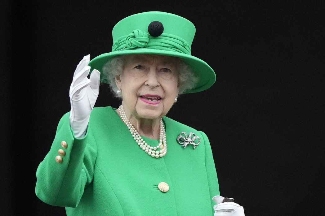 英國女王伊麗莎白二世13日即位70年又127天，超越在位70年又126天的已故泰...