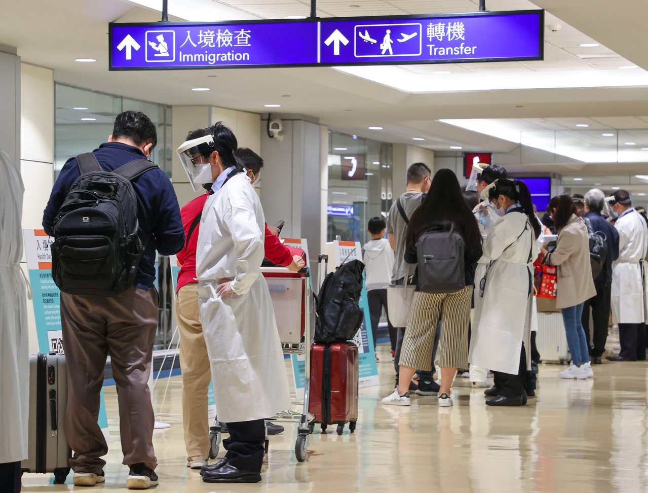 中央流行疫情指揮中心宣布，表定時間於6月15日零時後抵台航班，入境旅客居家檢疫由7+7改為3+4。記者黃仲明／攝影
