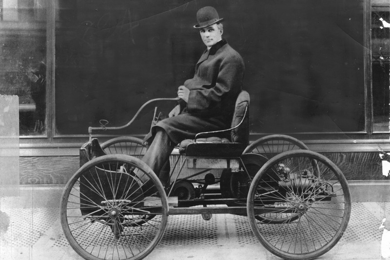 福特汽車創辦人亨利福特坐在他的第一輛車上，時間約是1898年。早在一個世紀前，他就常擔心公司的原材料和零件供應不足。圖／紐約時報
