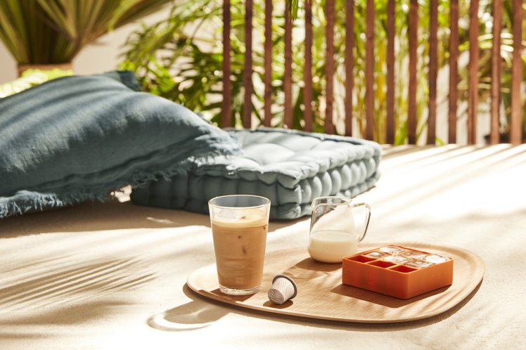 「椰香風情限量冰咖啡」以椰子風味完美平衡烘烤與焦糖香調，讓異國夏天的熱情氛圍在舌...