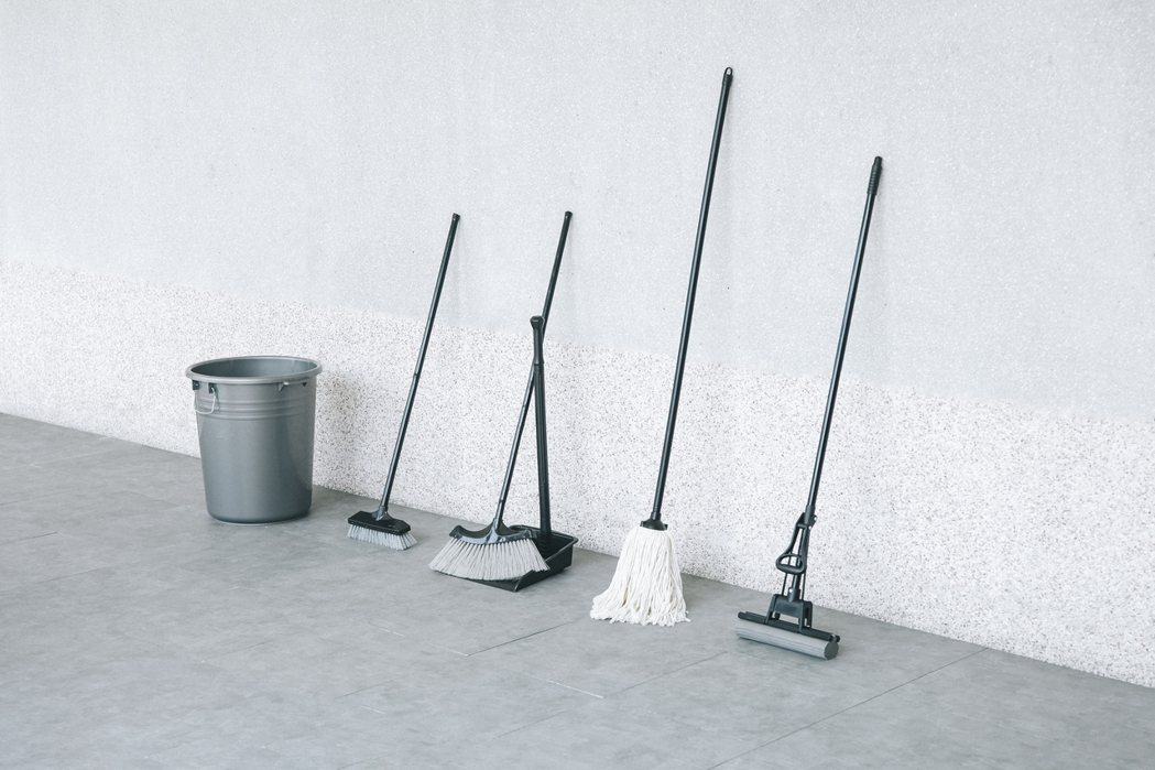 「校園掃具美感改造計畫」經過重新設計過的掃具，以容易融入校園的黑白灰色系、大地色...