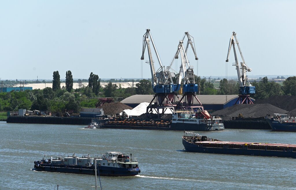 俄羅斯所屬的RM-3貨船航行於頓河畔羅斯托夫港口。 圖／美聯社