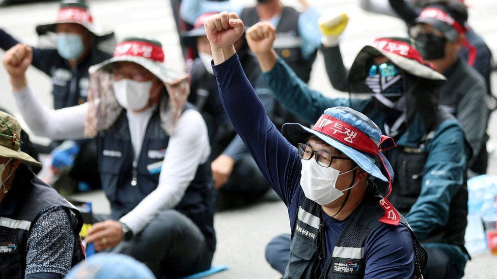 韓國卡車司機罷工，使得當地工業與製造業的產能因此受到嚴重打擊。 摘自Reuter...