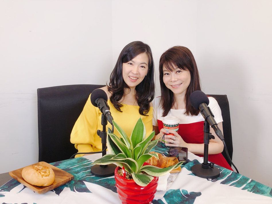 政論節目主持人錢怡君（右）接受張旭嵐（左）的podcast節目「嵐姐好家在」訪問。 圖／張旭嵐提供