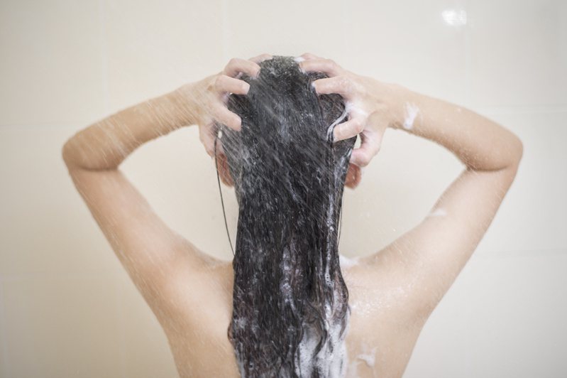 一名網友發文求助「媳婦每次洗澡都要1小時以上，長輩內急只能在垃圾桶解決」。示意圖／ingimage