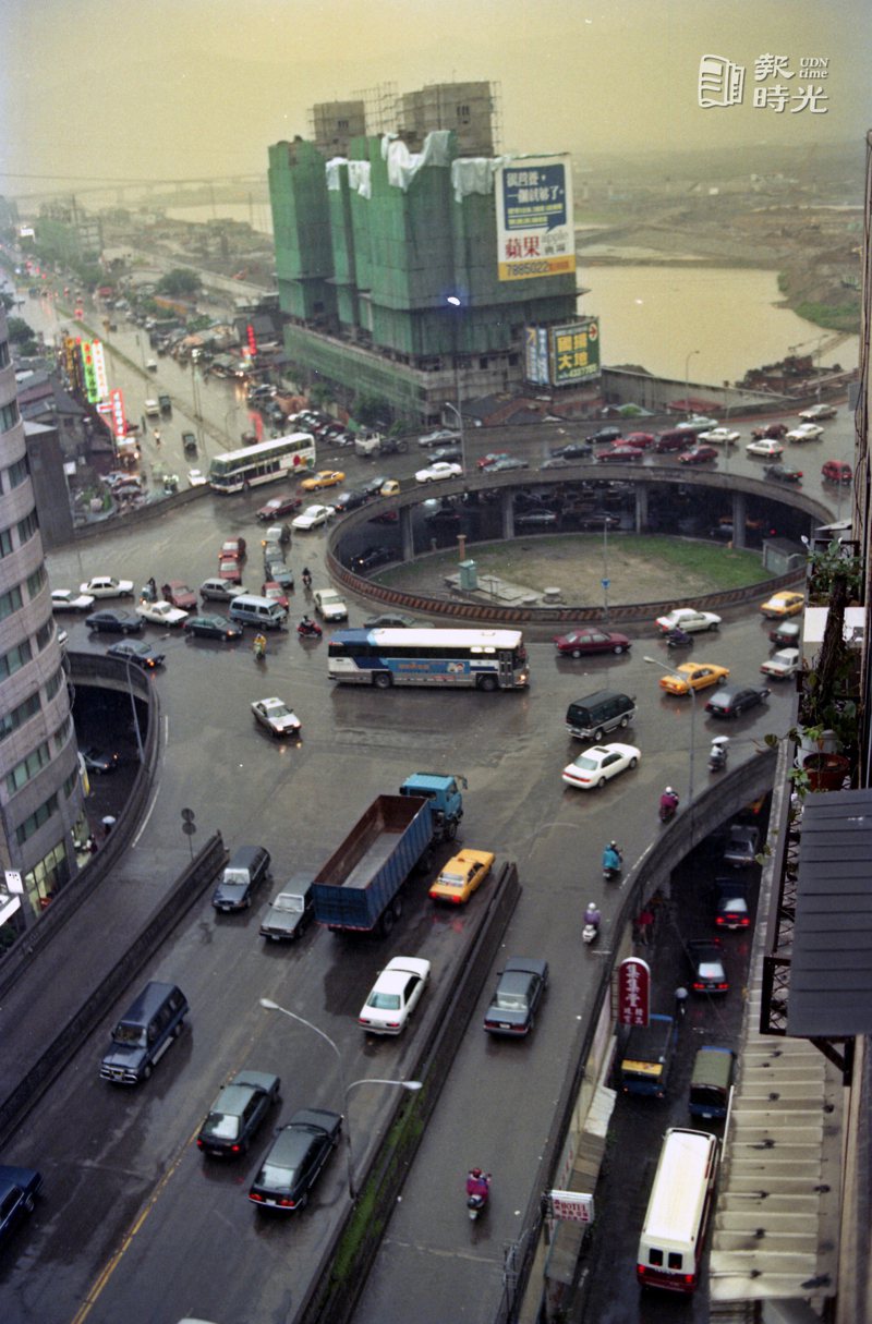 圖說：南京東路正氣橋圓環是交警眼中的三大易肇事路口之一。來源：聯合報。攝影：章家源。日期：1994/05/02


