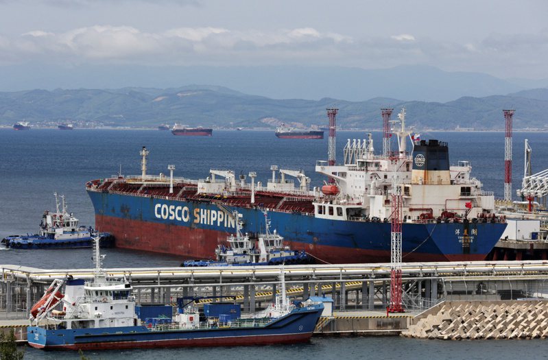 据统计，俄乌战争爆发后，中国向俄罗斯购买的石油最多。图为中远海运公司的「洋美湖号」停泊在俄罗斯那霍德卡原油码头。(路透)(photo:UDN)