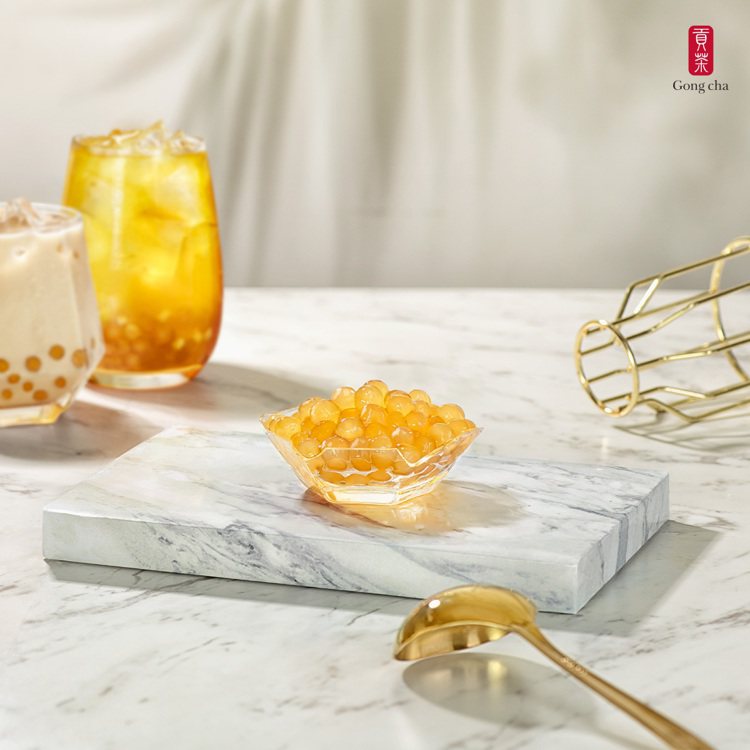 「黃金珍珠」系列獨特的甜蜜香氣及剔透的琥珀色澤，帶來口感絲滑綿密的奢華享受。圖／...