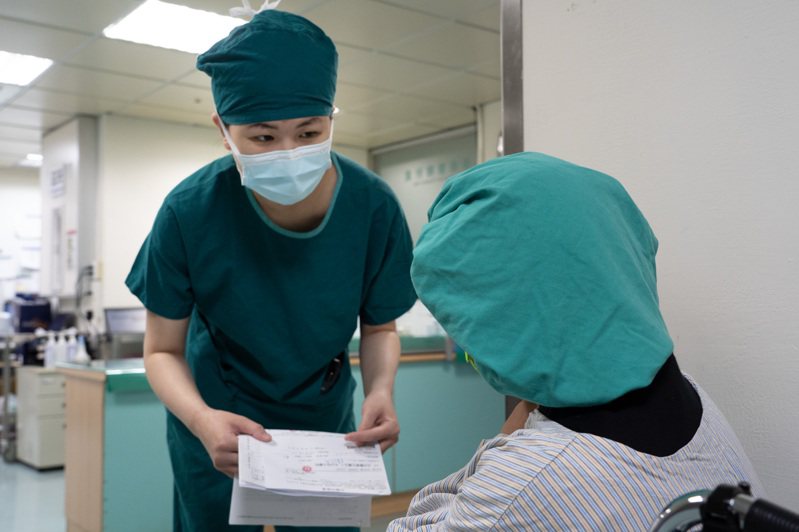 護理師黃鈺茹在染疫康復後，面對確診病人就能有更多的同理心。圖／光田綜合醫院提供
