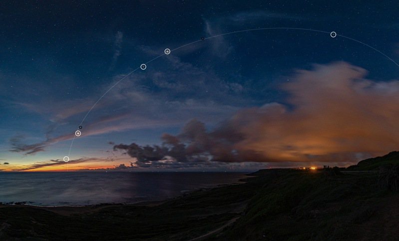 今天清晨天文迷在恆春半島拍攝到五星連珠的天象，白線是黃道，白圈從左下依序是水星、金星（最亮）、火星（紅色）、木星、土星，黑圈依序是天王星和海王星。圖/顏鴻選提供