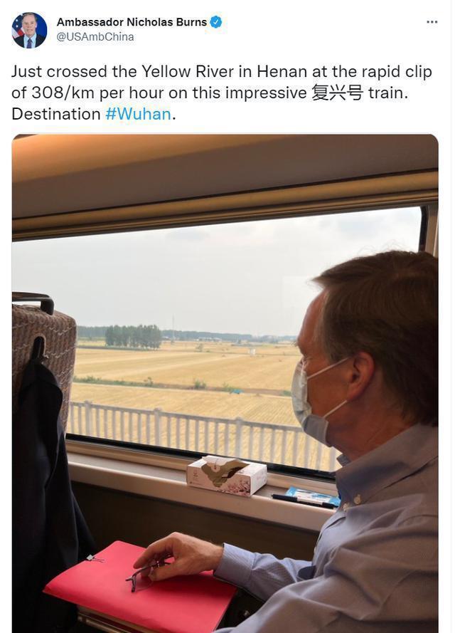 美國駐華大使伯恩斯首次離開北京搭乘高鐵前往武漢途中發布推特，稱許復興號高鐵讓他「...