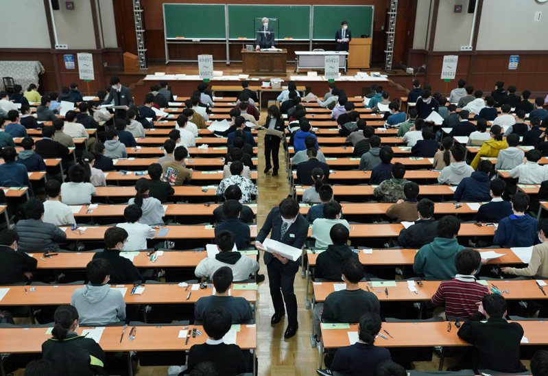 近10年來日本大學入學考試的重考生減少三成。路透