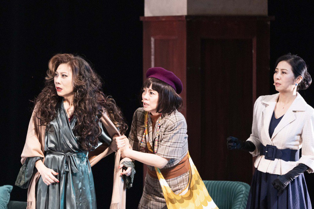 郎祖筠（左起）、范瑞君、方文琳演出舞台劇「明星養老院」。圖／金星文創提供