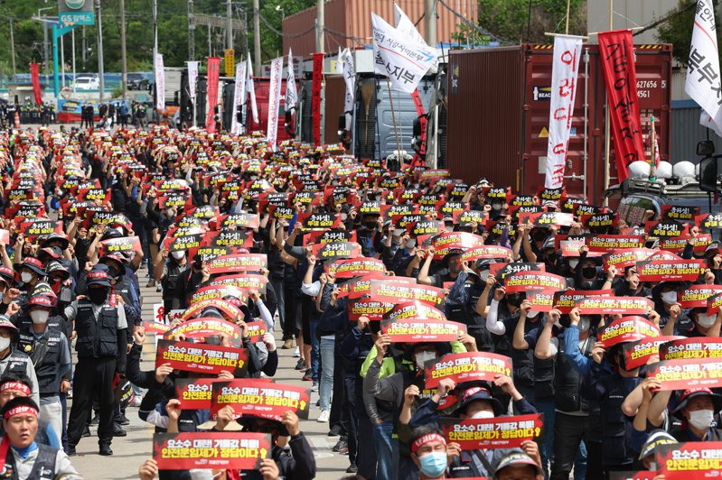 南韓卡車司機的罷工行動進入第二周。（歐新社）
