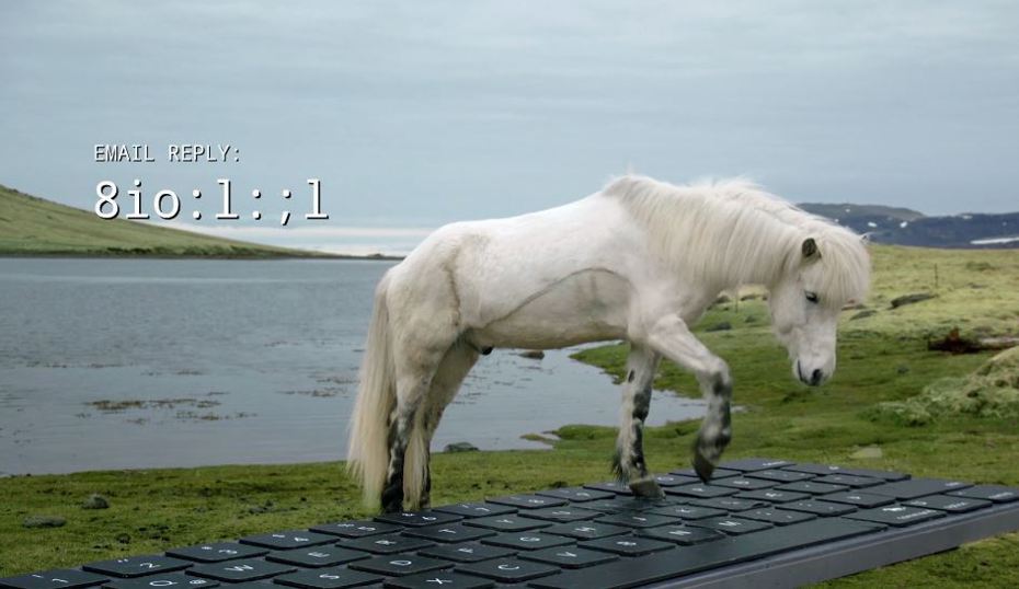 冰島觀光局為了那些工作纏身的旅人推出一項新奇服務:讓冰島馬幫你收信回信。 (圖/取自冰島觀光局「OutHorse Your E-mail」官網影片)