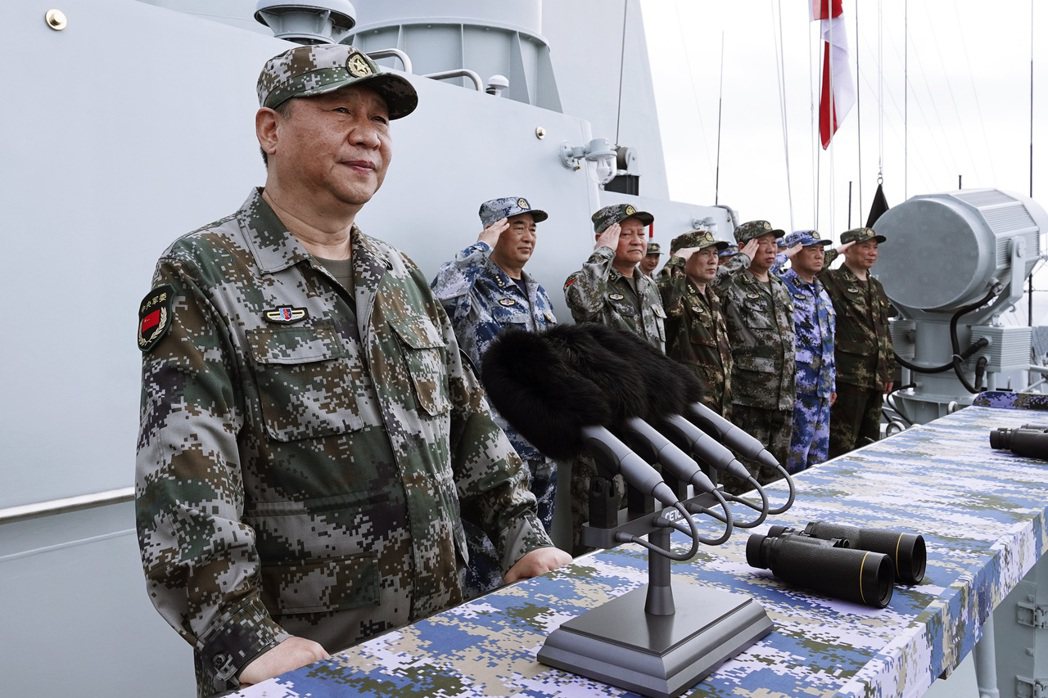 2018年4月，中國國家主席習近平在南海主持解放軍海上閱兵。 圖／美聯社