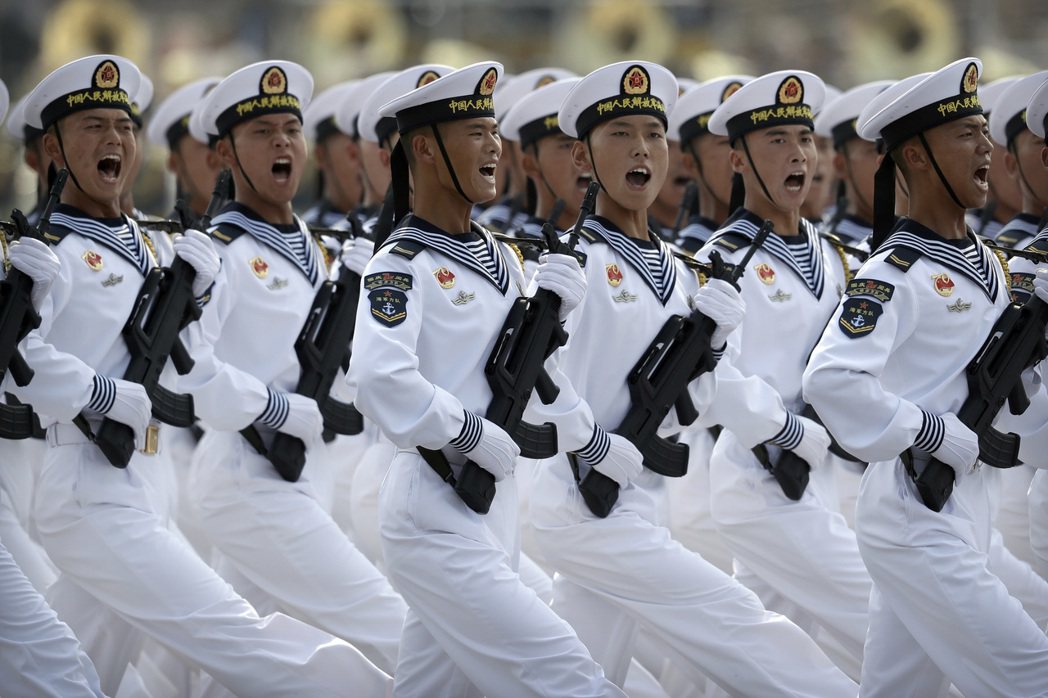 2019年10月1日，解放軍海軍士兵在中國建國70週年閱兵式上列隊行進。 圖／美...
