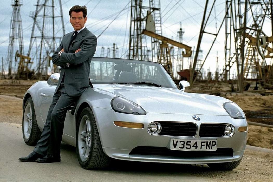 在電影《007：縱橫天下》中BMW Z8擔任龐德座駕。 摘自BMW