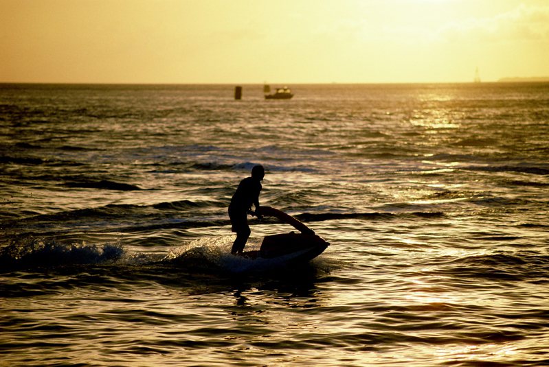 佛州男子涉嫌诈欺保险费，骑乘水上摩托车逃往古巴。此为示意图。（ingimage）(photo:UDN)