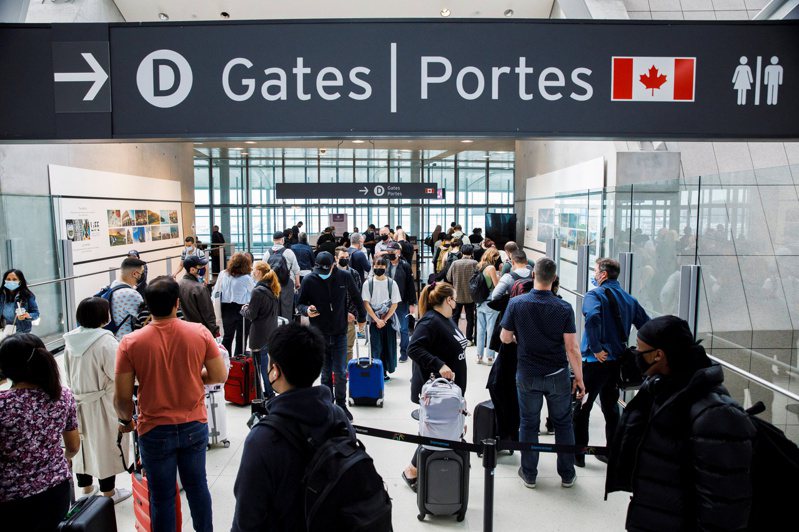 加拿大官員今天表示，要求國內與出境旅客以及聯邦機關和交通機構職員接種COVID-19疫苗的規定，將自下週起暫停實施。路透