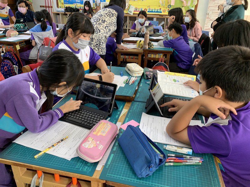 台南市教育局推「生生用平板」，3萬多台平板電腦將於6月底前全部到校。記者鄭惠仁／攝影