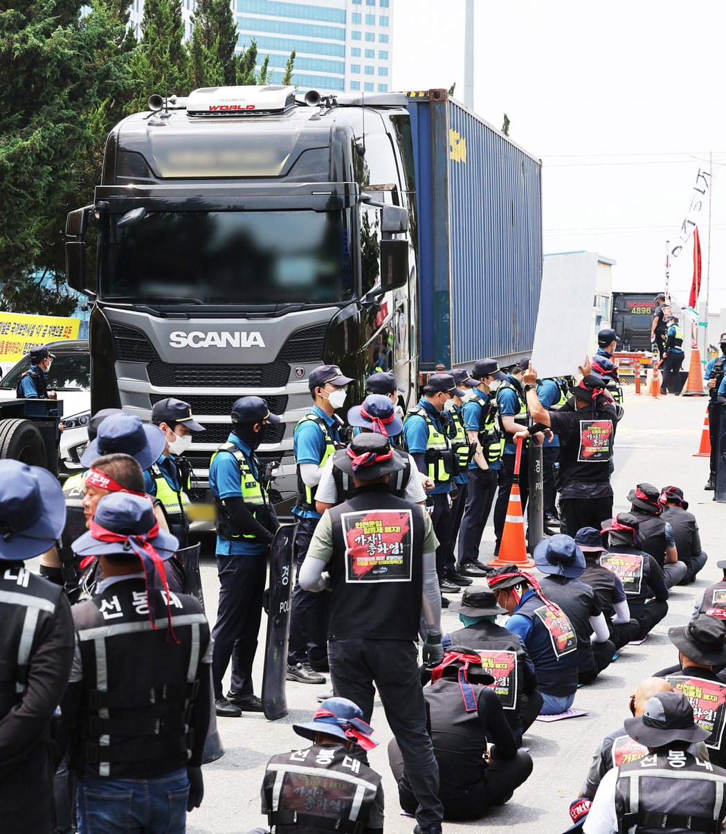 南韓卡車司機13日罷工時的場面。  歐新社