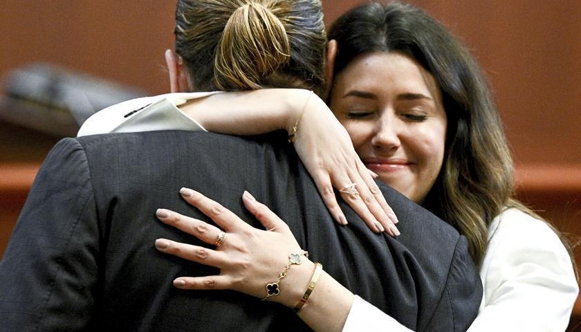 卡蜜兒(左)、強尼戴普的法庭擁抱是經典一幕。(美聯社)