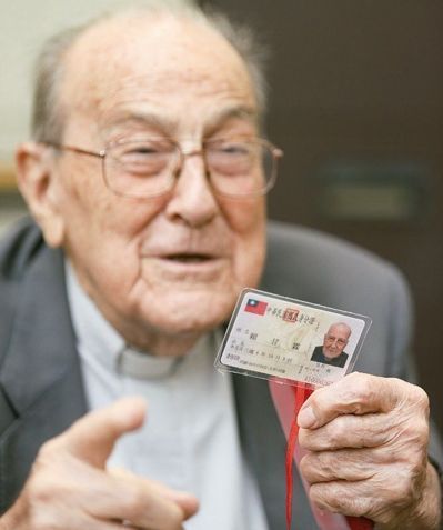 賴甘霖神父今天早上離世，享嵩壽105歲。圖為2017年時，他開心秀出才拿到不久的中華民國身分證。本報資料照片