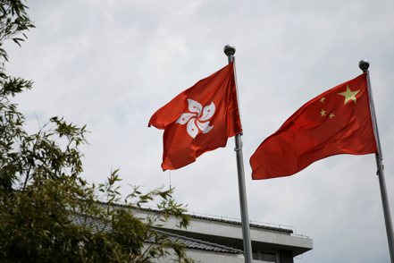 香港主權於1997年由英國歸還給中國，不過「南華早報」報導，隨著北京試圖加強對香港的控制，新的教科書將告訴香港學生「這座城市從來都不是英國的殖民地」。路透