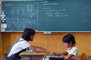 日本及韓國教職人員都要定期輪調，避免長期在同一職位或地區而產生倦怠。圖為日本偏鄉學校上請情形。圖／聯合報系資料照片