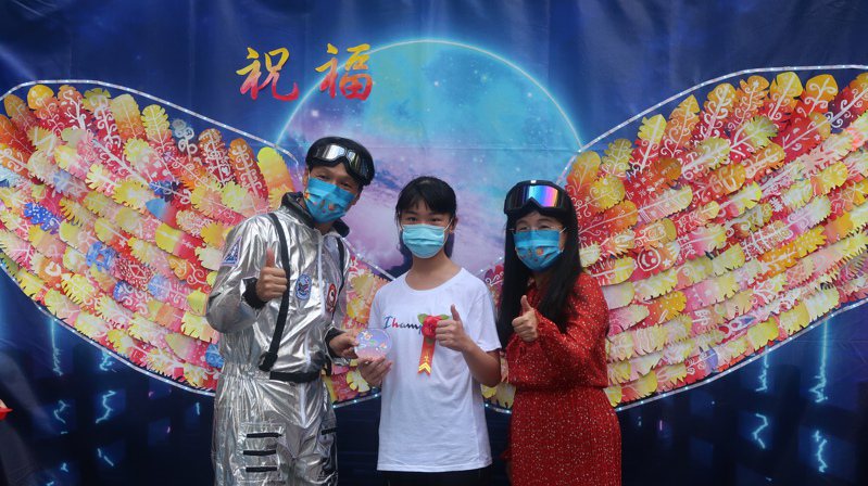 台南市東區復興國小今天舉行畢業典禮，學生集體創作「為自己裝上飛向夢想的翅膀」。記者鄭惠仁／攝影