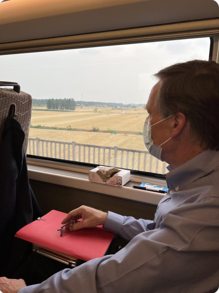 美國駐北京大使伯恩斯自北京乘高鐵赴武漢訪問，在經過黃河時留下照片，並在推特稱對每...