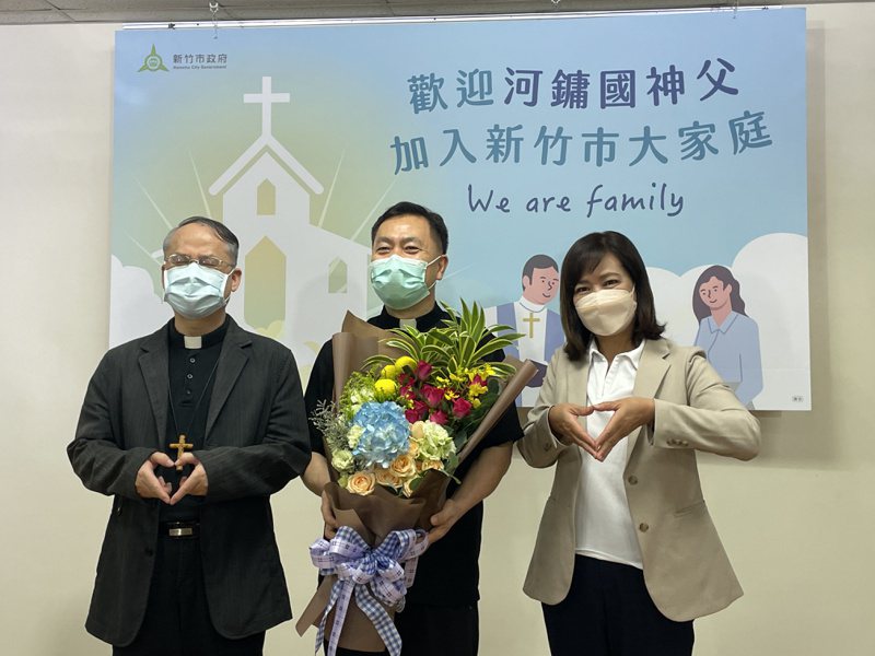 新竹市仁愛社會福利基金會董事長、主教李克勉（左）今天獻花給神父河鏞國（左），感謝他的付出。記者張裕珍／攝影