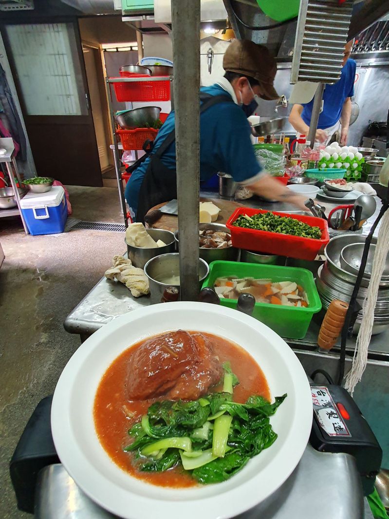 馮記上海小館知名的菜餚腐乳肉，是食客必點美食。記者李定宇／攝影