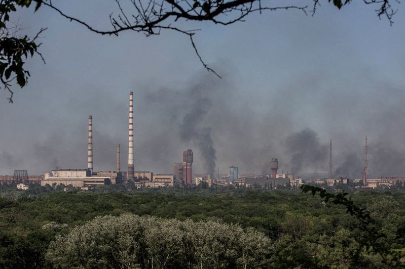 烏克蘭盧甘斯克州北頓內次克市亞佐特化工廠廠區遭到軍事打擊後冒出濃煙，攝於10日。路透