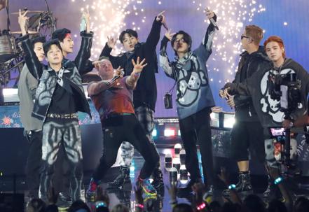 南韓流行音樂男子天團「防彈少年團」（BTS）宣布將暫時中止團體活動。(路透資料照片)