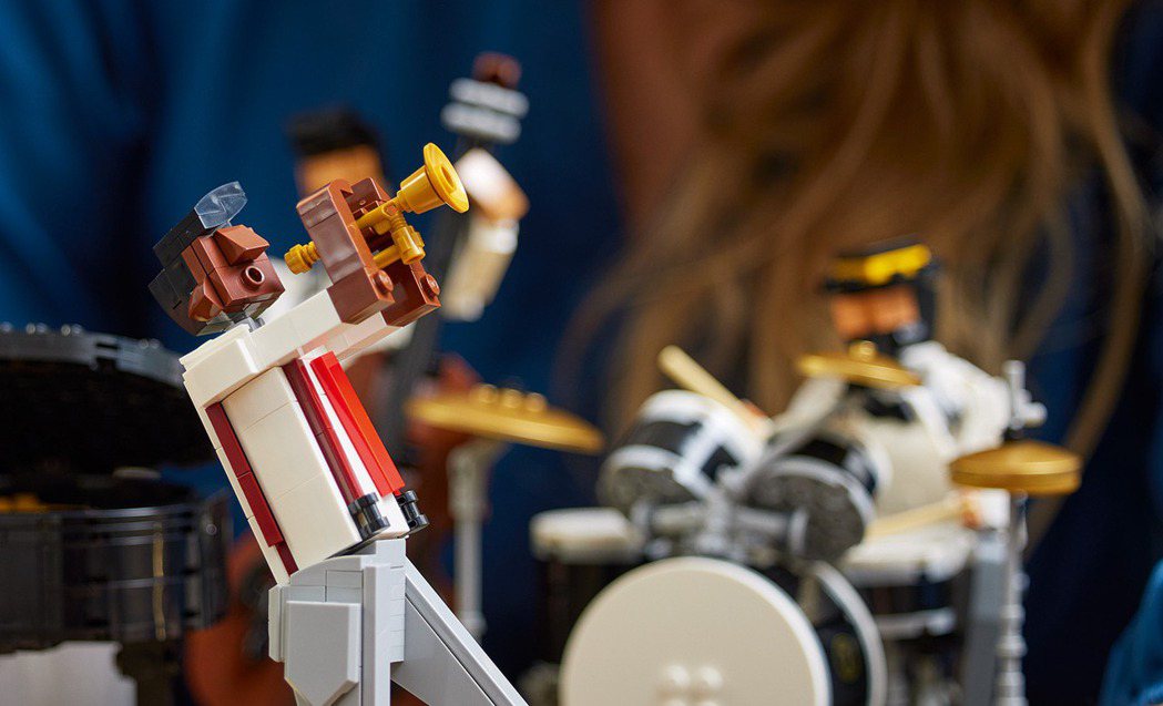 在戚心偉的巧思之下，重現爵士樂手演奏時的生動模樣。 圖／樂高LEGO提供