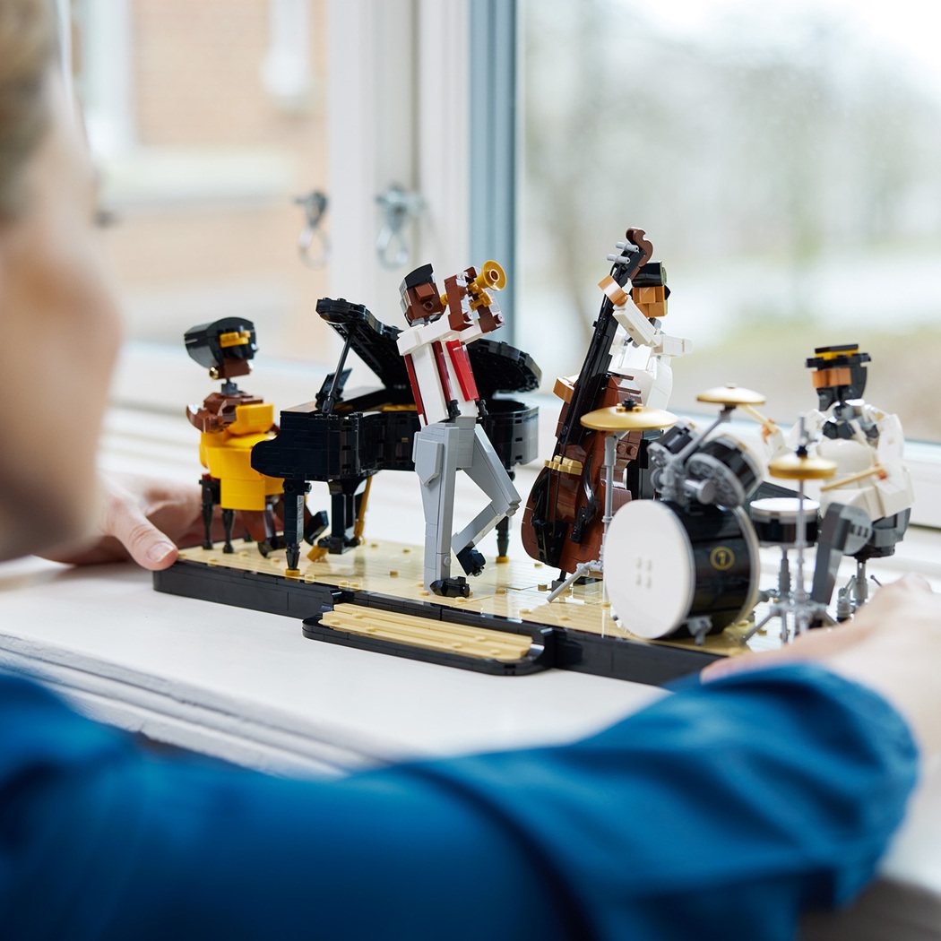 LEGO Ideas《爵士四重奏》由1,606片樂高顆粒組成四種精緻樂器模型。 ...