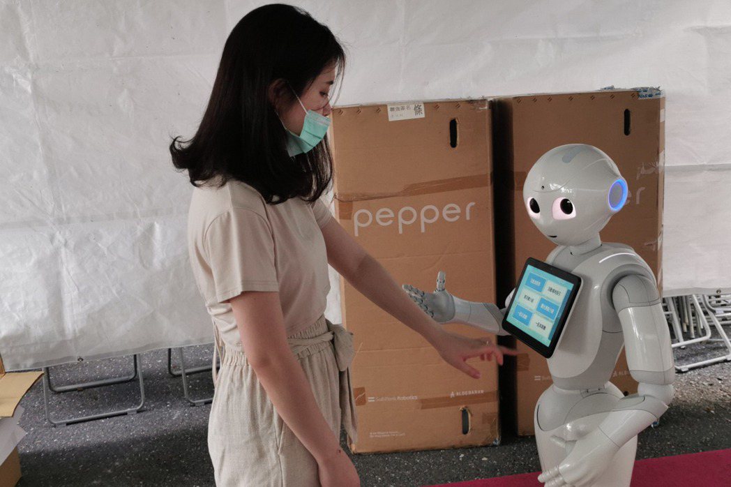 Pepper機器人和民眾互動。 圖／聯合報系資料照片