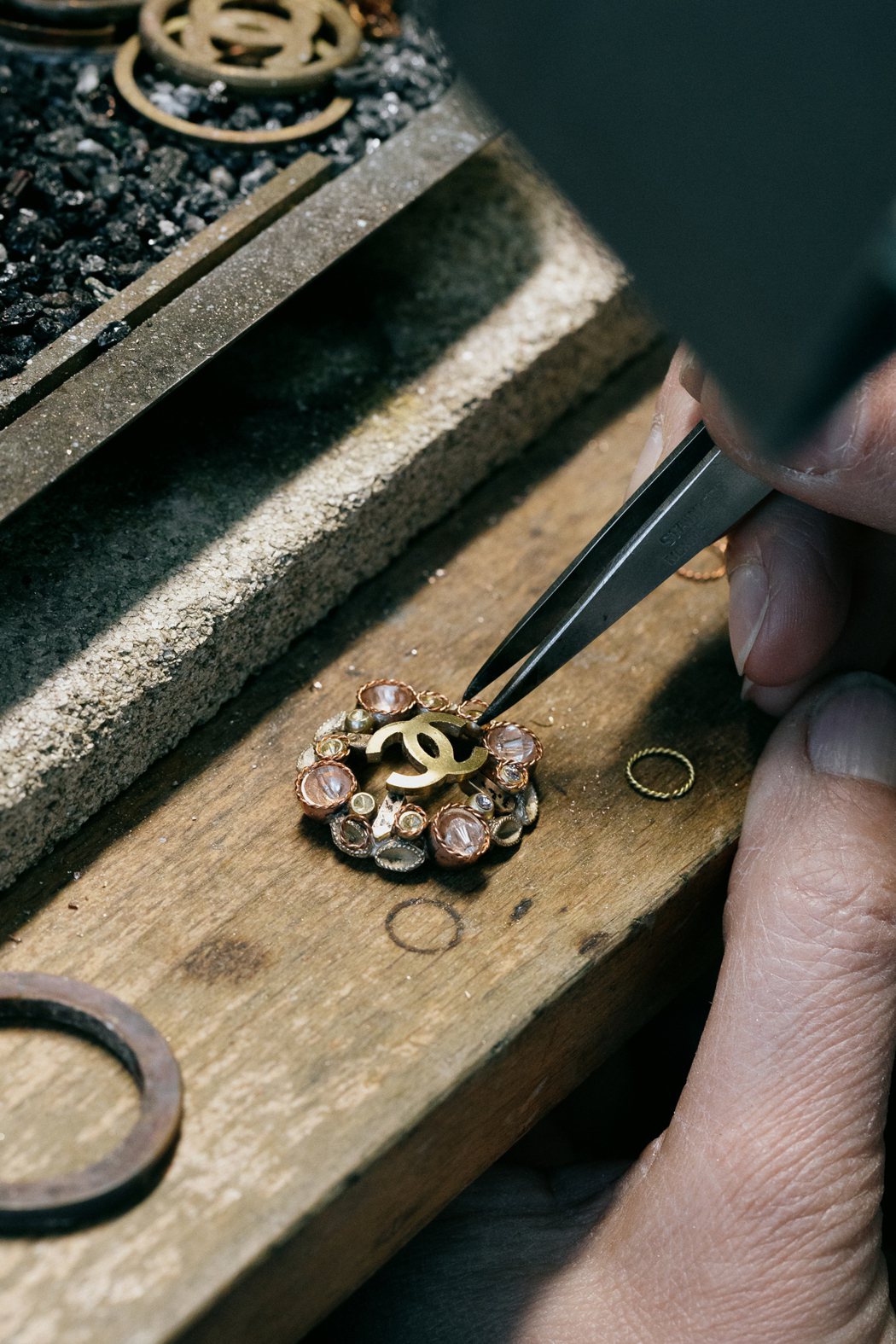 Desrues珠寶配飾工坊專為香奈兒服飾系列設計珠寶鈕扣和腰帶扣、包扣與珍貴服飾...