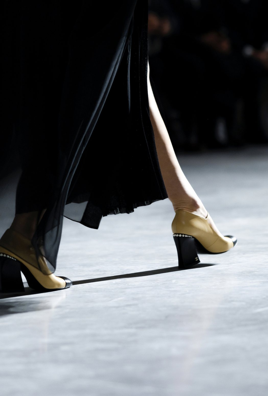 2021/22 Métiers d’art工坊系列鞋跟處還能見到珍珠裝飾。圖/香...